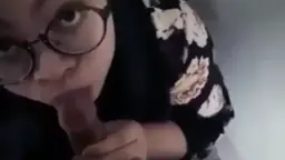 Pacar Jilbabnya Nyempil, Mulutnya Ngebul Di Toilet Mall.