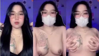 Vira Si Cewek Tatoan, Jari-jarinya Ngeremas Susu Montoknya Sendiri.