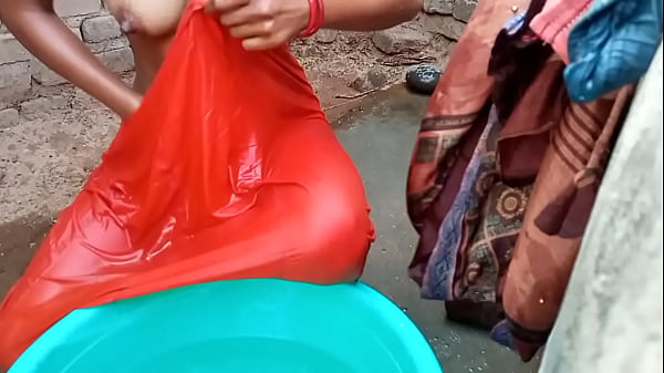 Rati Mandi Di Kamar Mandi, Suara Hindi Bikin Makin Panas Dan Basah