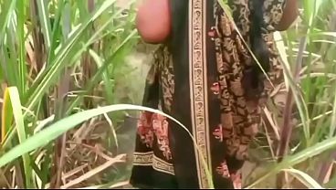 Ibu Dan Anak Tiri Ngewe Di Luar Rumah Di Desa, Bikin Basah Kuyup Kena Angin Malam.