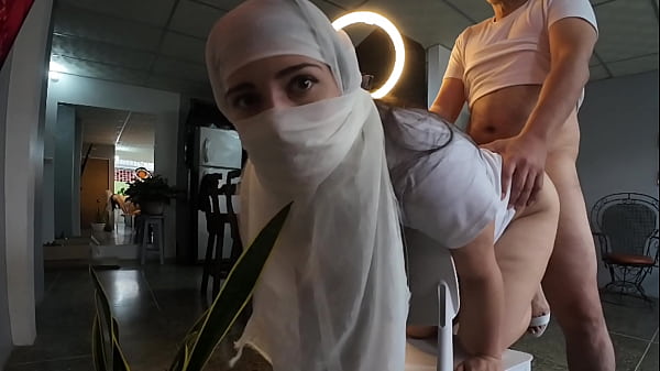 Ngocok Kontol Sampe Muncrat Di Pantatnya Abis Digenjot Brutal – Cewek Hijab Ngentot