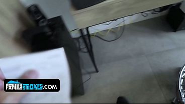 Anak Tiri Cewek Latin Menggoda Bapak Tirinya Dengan Tubuh Mulusnya Yang Bikin Nagih.
