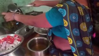 Bini Orang Masak Sambil Main Sama Selingkuhan, Ngewe Panas Di Dapur.