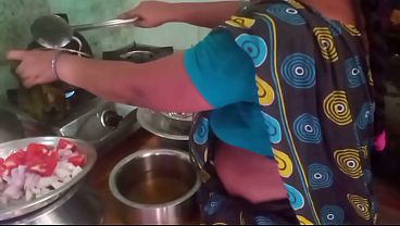 Bini Orang Masak Sambil Main Sama Selingkuhan, Ngewe Panas Di Dapur.