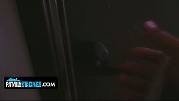 Sialan, Si Layla London, Kakak Tiri Montok Seksi, Ngasih Adik Tiri Ngebor Memek Sempitnya.