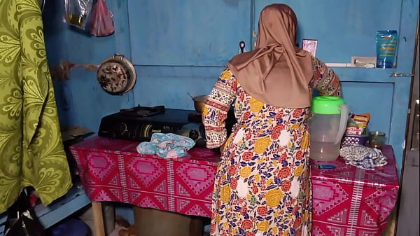 Ngentot Istri Temen Sendiri Pas Lagi Asyik Masak Di Dapur.