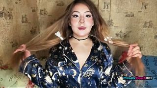 Gadis Rusia Montok Dengan Paha Besar Mainin Memek Sempitnya Sambil Kontol Karet Nancep Di Dalam.