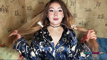 Gadis Rusia Montok Dengan Paha Besar Mainin Memek Sempitnya Sambil Kontol Karet Nancep Di Dalam.