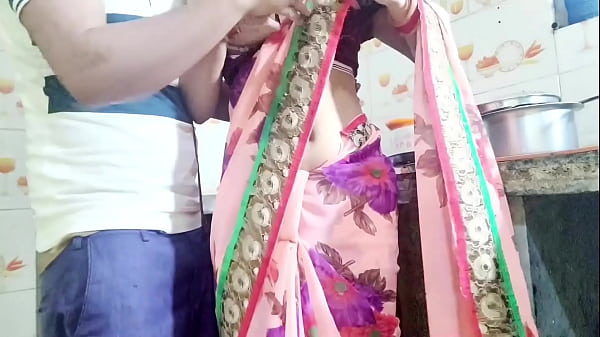 देसी भाभी बर्तन धो रही थी, तभी उसका देवर आकर बोला, “भाभी, तेरी चूत चाहिए, देगी?”—हिंदी ऑडियो में सुनो।