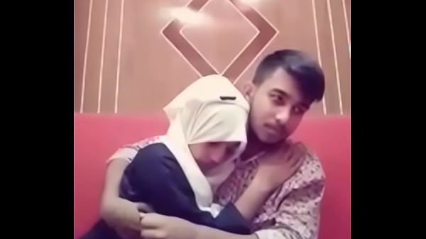 Desi Cewek Dan Cowok Lagi Ciuman Basah Di Kamar Hotel, Panas Banget!