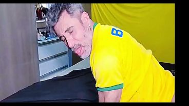 Orang Arab Datang Ke Brazil Dan Mencolok Pantat Mulus Si Gagah Brazil (cuplikan)