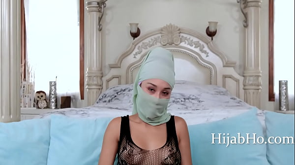 Ibu Tiri Berhijab Bikin Tenang – Cali Lee, Bikin Hati Gemetar