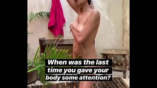 Desi Cewek Montok Mandi Di Luar, Basah-basah Bikin Greget.