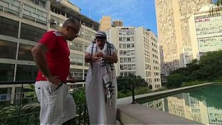 Sheik Árabe Chegou No Brasil Na época Da Copa Do Mundo, Ele E O Guia Turístico Pegaram Umas Torcedoras Brasileiras Que Estavam No Hotel, Levaram Pro Quarto E Meteram Gostoso Até O Cuzinho Das Safadas, Completo No Red.
