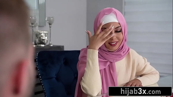 Hijab Tetap Terpasang, Si Mungil Cantik Muslim Digebukin Nikmat Banget.