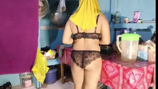 Bu Mertua Masak Pake Bikini, Bikin Dapur Makin Panas Dan Nafsu Mendidih