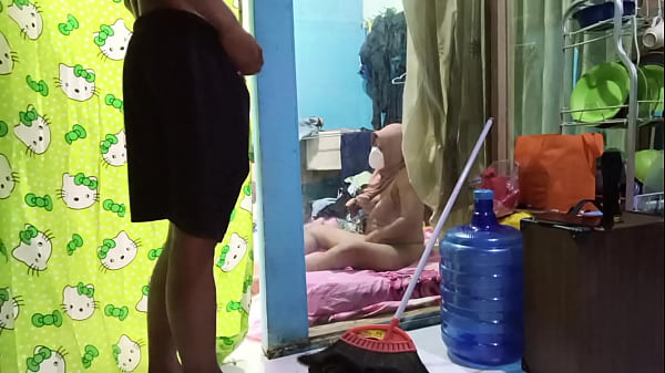 Ngentotin Bini Temen Sambil Dia Mainin Memek Sendiri