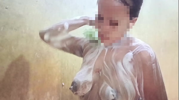 Lihatin Aku Mandi, Kamu Pasti Langsung Tegang Lihat Tubuh Basah Ini.