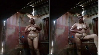 Istri Desa Tamil Yang Horny Bikin Video Mandi Bugil Buat Suami.