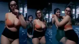 Miya Bareng Bestie, Basah-basahan Di Kolam, Tubuh Saling Merapat, Desahan Nggak Tertahan.