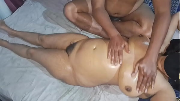 Desi Indian Bhabhi Bugil Total Digosok Sambil Erang Nikmat.