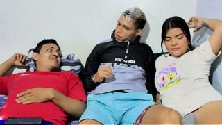 Saat Pacar Kakak Tiriku Memasukkan Kontol Besarnya Ke Dalam Memeknya Tepat Di Depan Mataku.
