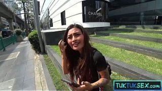 Toket Gede Tapi Mungil, Ibu Thailand Amatir Nikmat Digebuk Bule