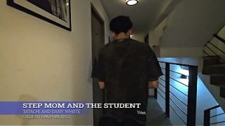 Ibu Tiri Lagi Panas, Sama Muridnya Main-main Di Kamar.