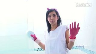 Pembantu Hotel Pake Sarung Tangan Karet Nunduk Sambil Ngelap Pancuran, Bikin Selangkangan Tegang.