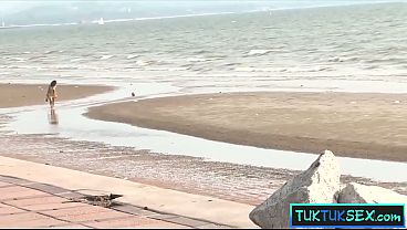 Gadis Thailand Digebuk Di Pantai, Dimainin Kontol Gede Bule