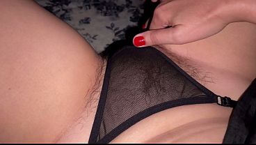 Tonton Ibu Nakal Ini Mainin Memek Bulu Lebatnya.