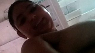 Gadis Desi Nggak Malu Melebarkan Pantat Di Bak Mandi