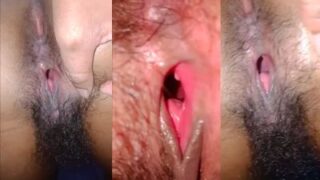Ibu Montok Sangean Memamerkan Memek Desinya Di Depan Kamera