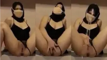 Tante Hijab Muncrat Deras Kayak Pancuran, Becek Semua.