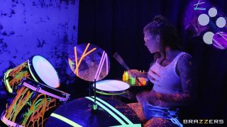 Tonton Trailer Full Bang The Drummer / Brazzers, Nge-seks Bareng Drummer Hot Di Zzfull.com
